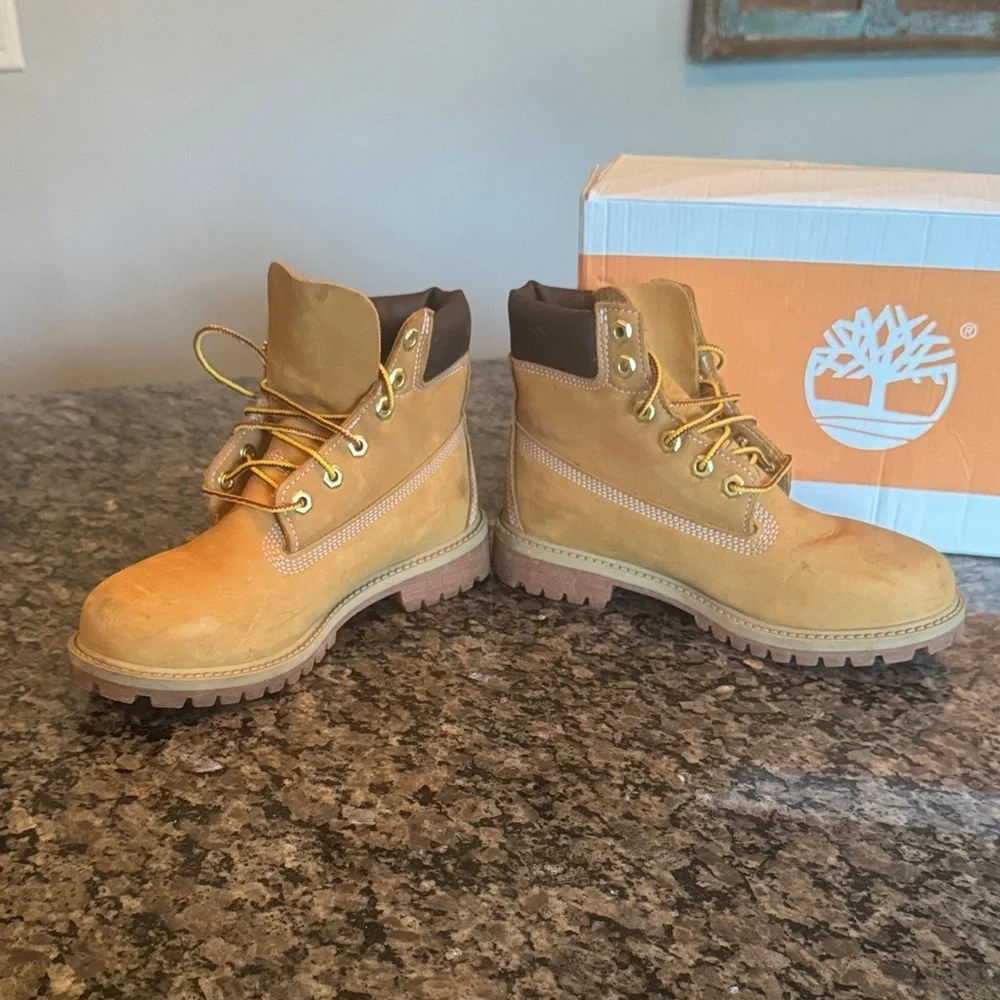 Timberland classic wheat nubuck Brown and Tan Boots 5 juniors EUC